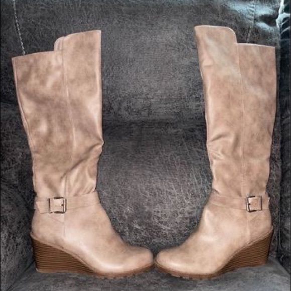 Women’s tan wedge boots size 8.5 - Picture 2 of 3